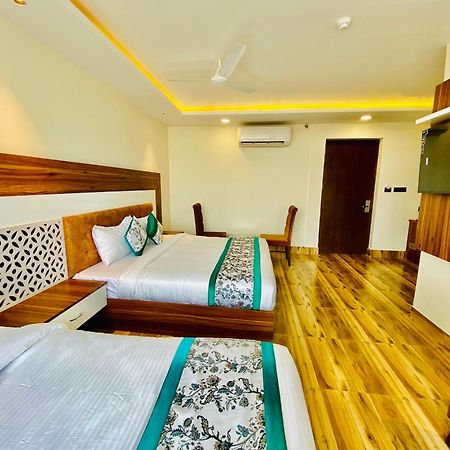 אמריצר Hotel White House Walking Distance From Golden Temple- With Parking מראה חיצוני תמונה