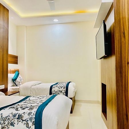 אמריצר Hotel White House Walking Distance From Golden Temple- With Parking מראה חיצוני תמונה