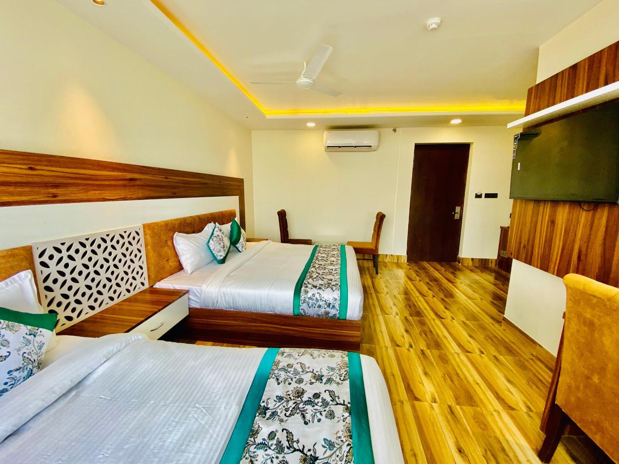 אמריצר Hotel White House Walking Distance From Golden Temple- With Parking מראה חיצוני תמונה