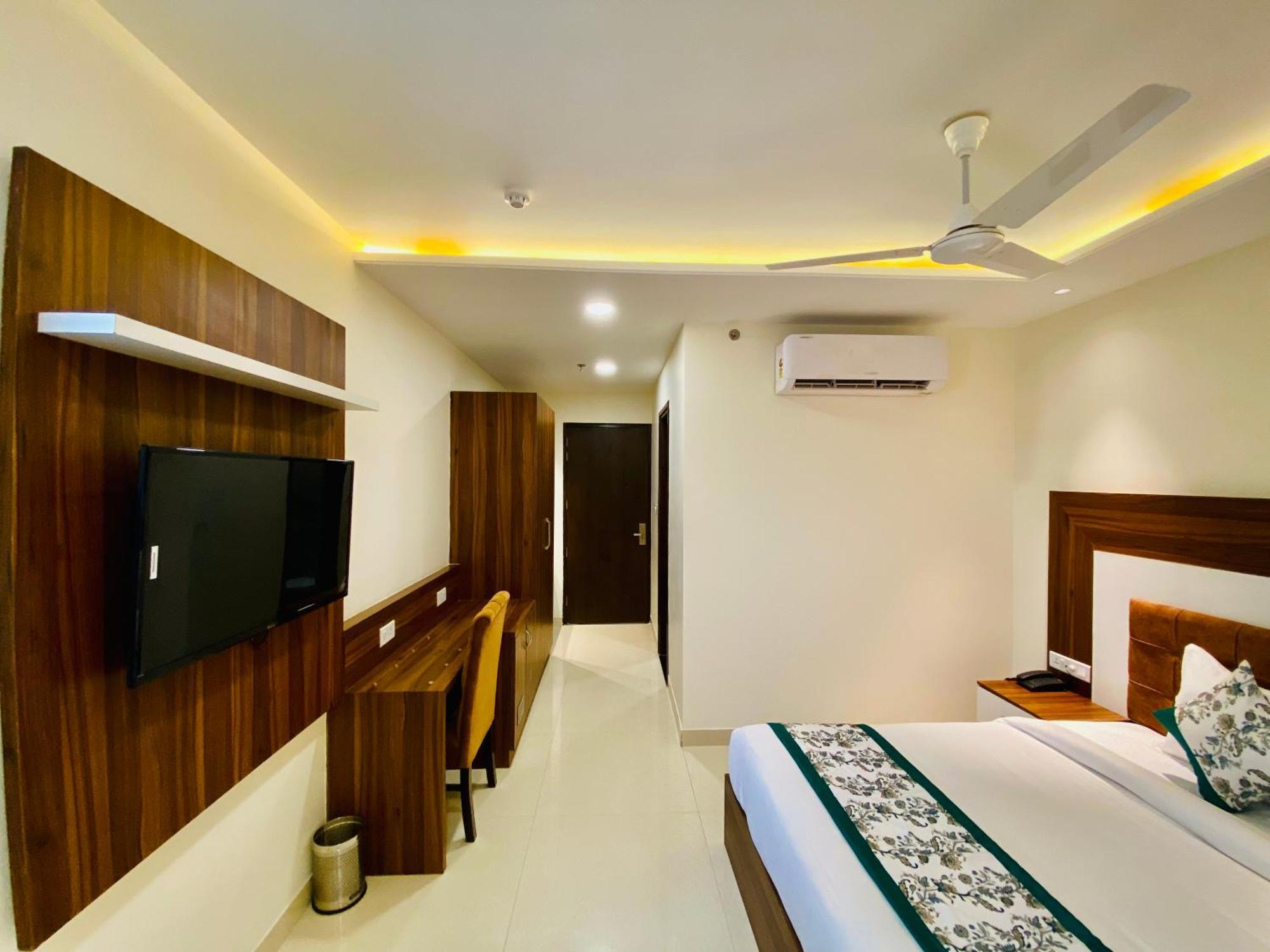 אמריצר Hotel White House Walking Distance From Golden Temple- With Parking מראה חיצוני תמונה