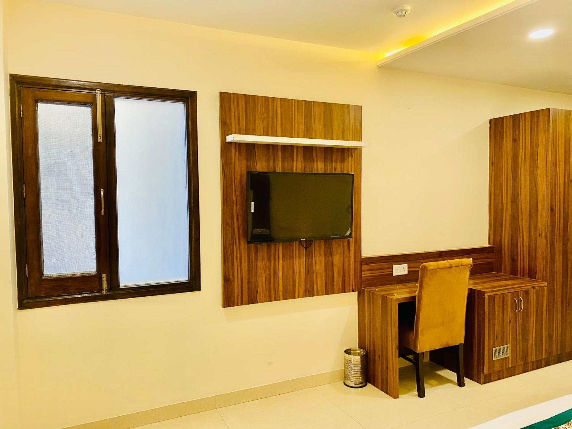 אמריצר Hotel White House Walking Distance From Golden Temple- With Parking מראה חיצוני תמונה