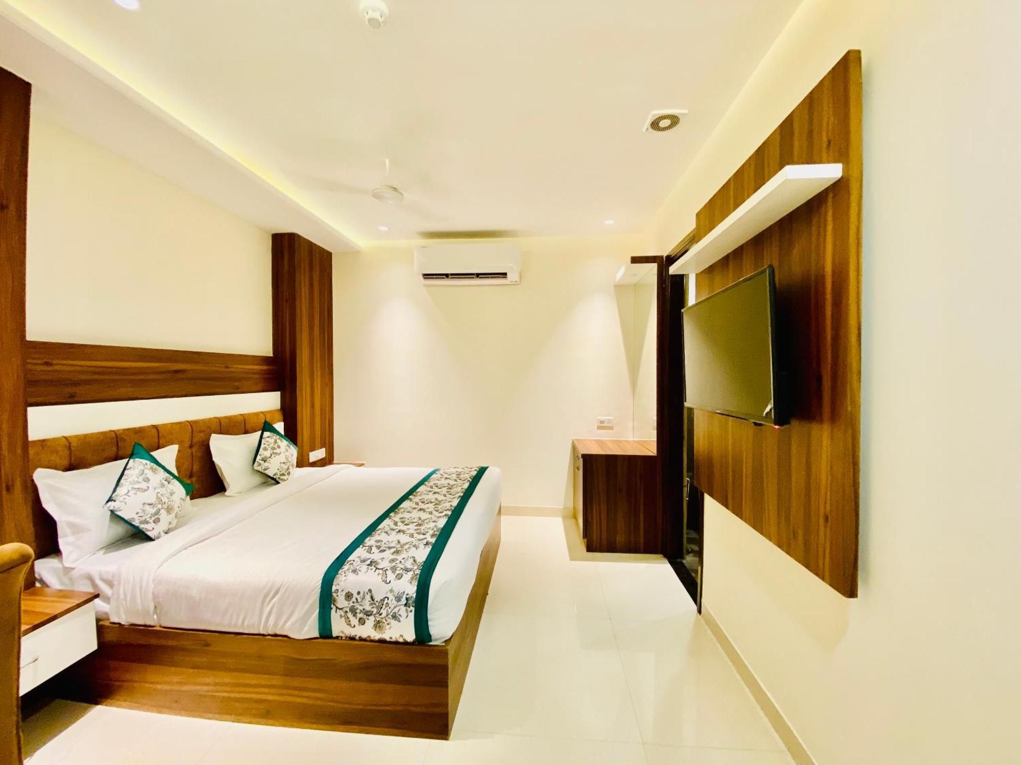אמריצר Hotel White House Walking Distance From Golden Temple- With Parking מראה חיצוני תמונה